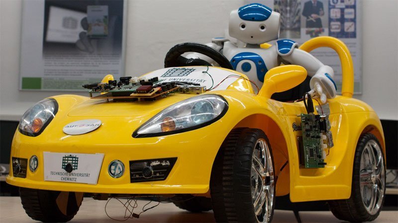 In diesem Elektro-Kinderauto sitzt ein Roboter. Das "YellowCar" gehört als voll automatisierter Demonstrator zum Automotive Software Engineering Labor der TU Chemnitz. Foto: Norbert Englisch