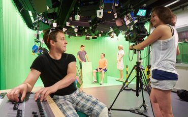 Studierende der Medieninformatik proben im Fernsehstudio der STA Dresden