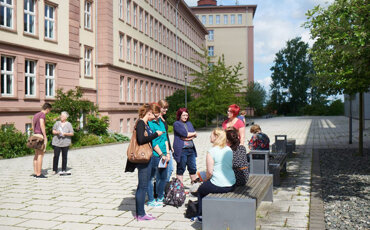 Studierende und Lehrende im Gespräch auf dem Hof der STA Glauchau