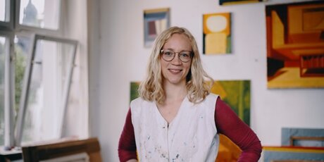 Victoria steht im Atelier.